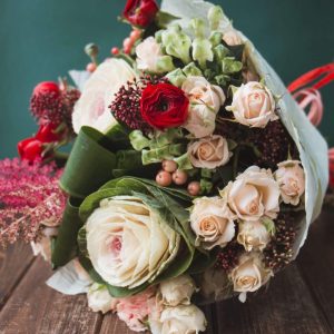 En fin bukett med blommor